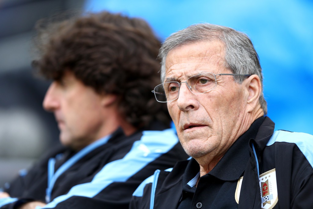 HLV Oscar Tabarez... chống nạng dẫn dắt Uruguay đánh bại Ai Cập - Ảnh 3.