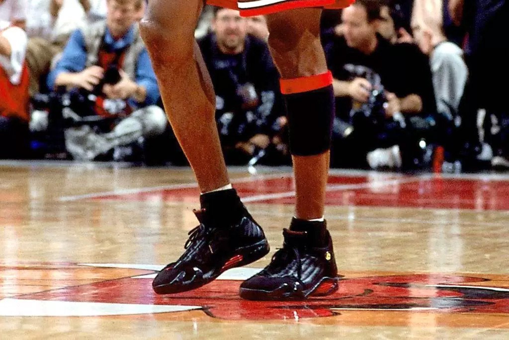 Air Jordan 14 Last Shot: Mẫu giày đi cùng cú ném huyền thoại của Michael Jordan - Ảnh 2.