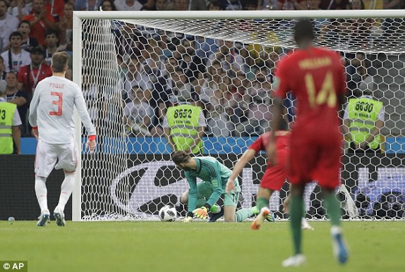 De Gea bị Karius nhập, biếu Ronaldo bàn thắng - Ảnh 3.