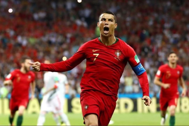 Mổ xẻ siêu phẩm sút phạt thần sầu của Ronaldo vào lưới Tây Ban Nha - Ảnh 1.