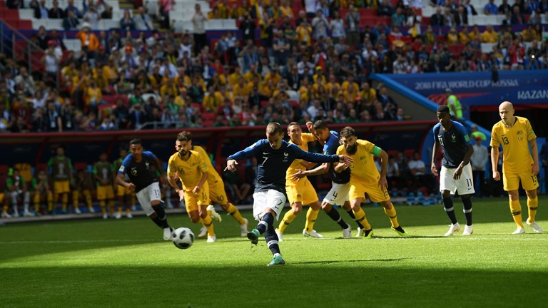 Pháp nhọc nhằn vượt qua Australia 2-1 theo kịch bản VAR - Ảnh 2.
