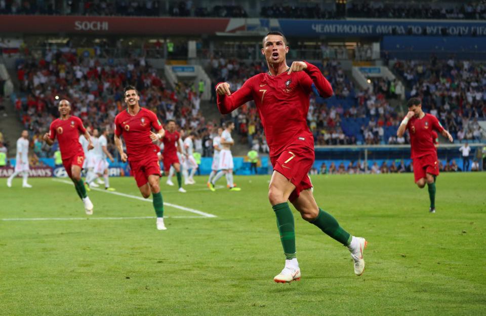 Mổ xẻ siêu phẩm sút phạt thần sầu của Ronaldo vào lưới Tây Ban Nha - Ảnh 6.