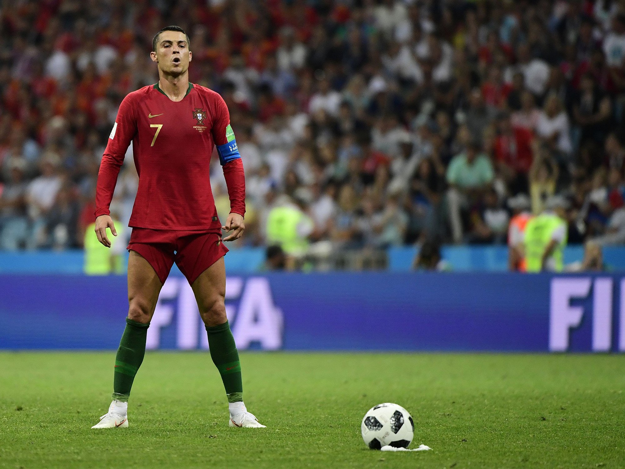 Mổ xẻ siêu phẩm sút phạt thần sầu của Ronaldo vào lưới Tây Ban Nha - Ảnh 3.
