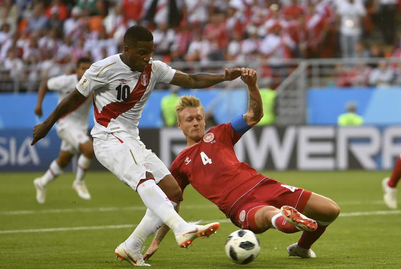 Bàn tay vàng của Kasper Schmeichel khiến Peru ôm hận - Ảnh 2.