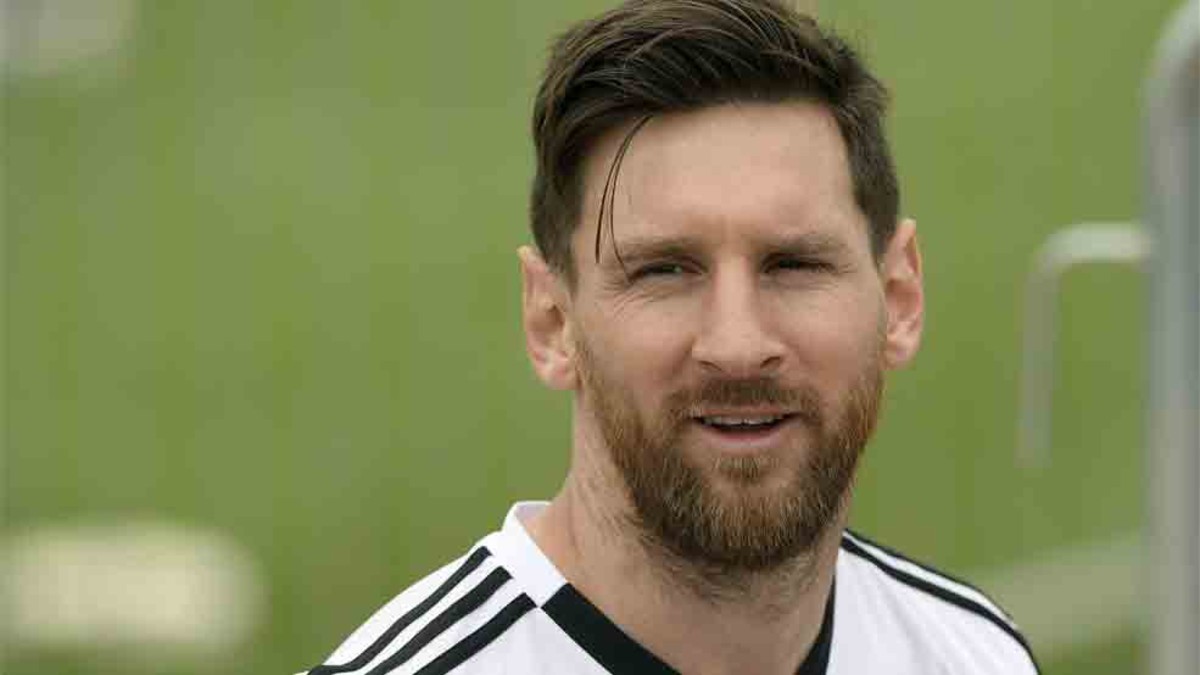 Bầu đoàn thê tử kéo sang Nga ủng hộ Messi sau tai nạn đá trượt 11m trước Iceland - Ảnh 3.