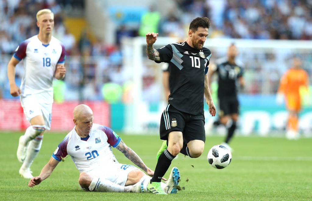 Bầu đoàn thê tử kéo sang Nga ủng hộ Messi sau tai nạn đá trượt 11m trước Iceland - Ảnh 4.