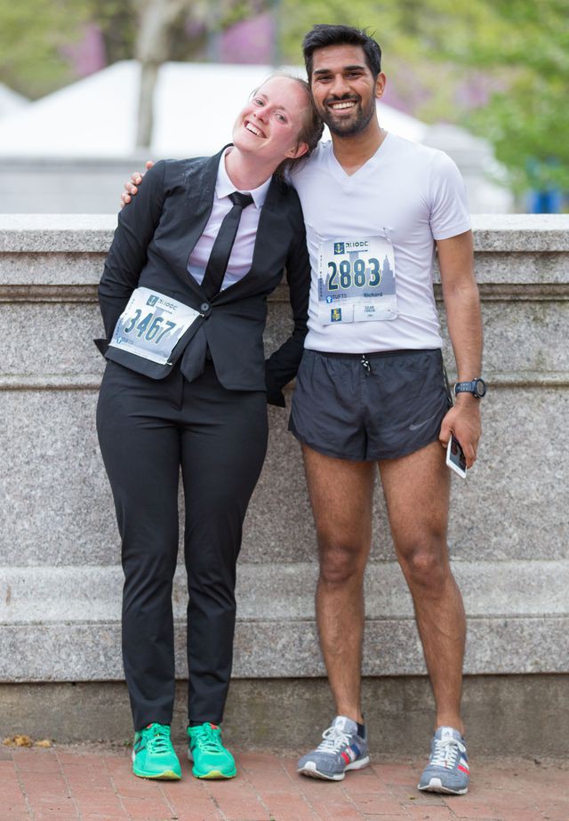 Kinh ngạc cô gái 24 tuổi lập KLTG mặc suit công sở chạy half marathon - Ảnh 1.