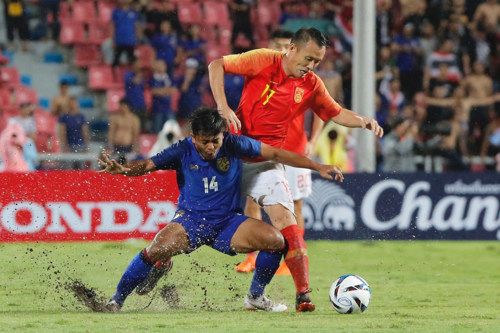 Video: Thái Lan thua trắng hai bàn trước Trung Quốc dù đá ngang cơ - Ảnh 2.