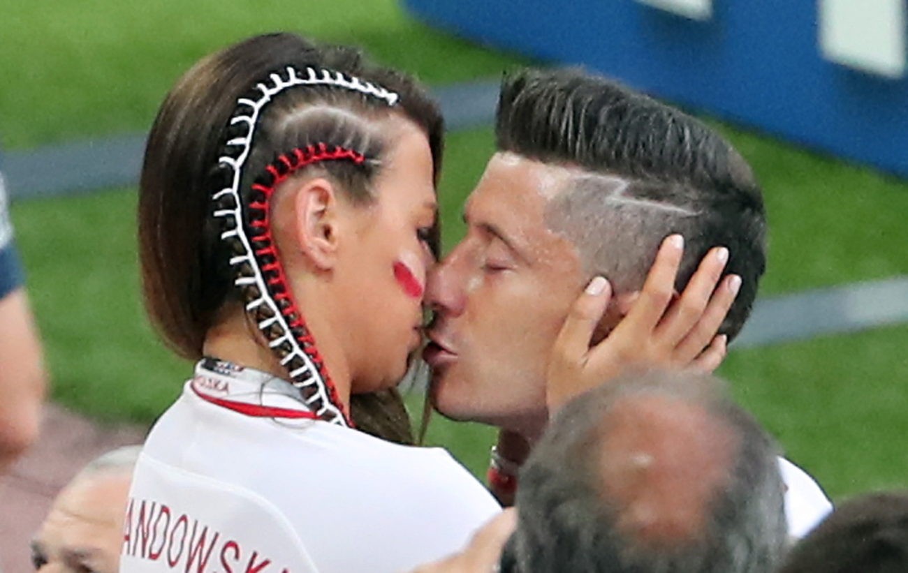 Chùm ảnh: Những nụ hôn say đắm lãng mạn ở World Cup 2018 - Ảnh 1.