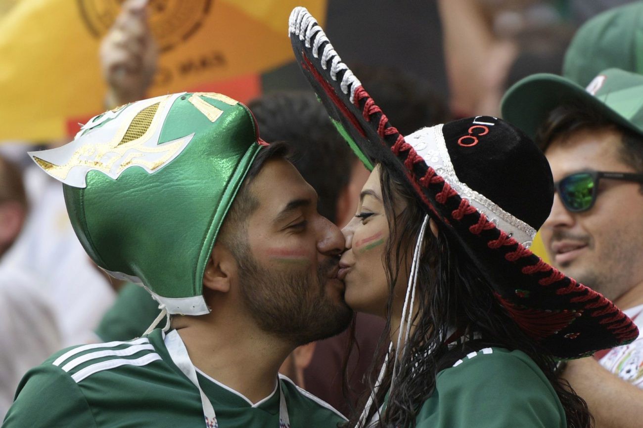 Chùm ảnh: Những nụ hôn say đắm lãng mạn ở World Cup 2018 - Ảnh 10.