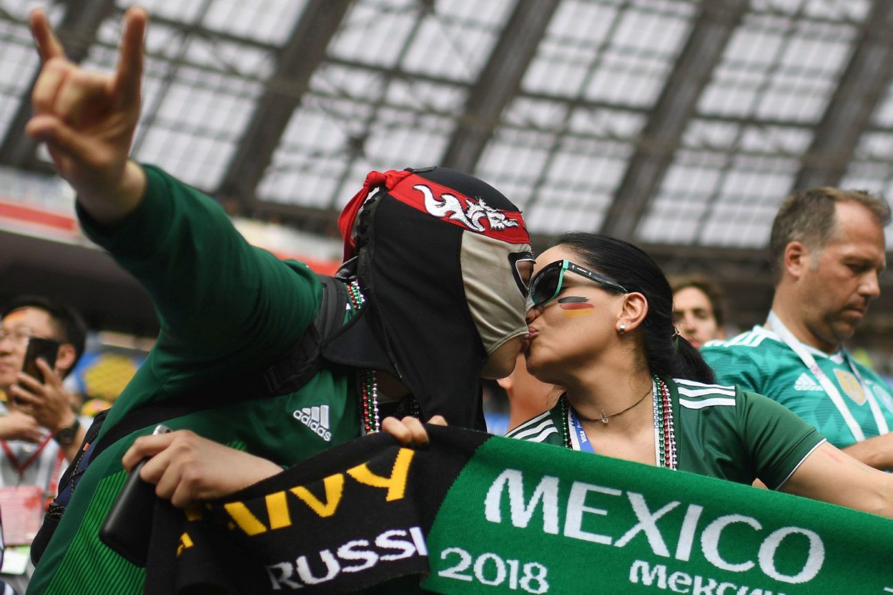 Chùm ảnh: Những nụ hôn say đắm lãng mạn ở World Cup 2018 - Ảnh 11.