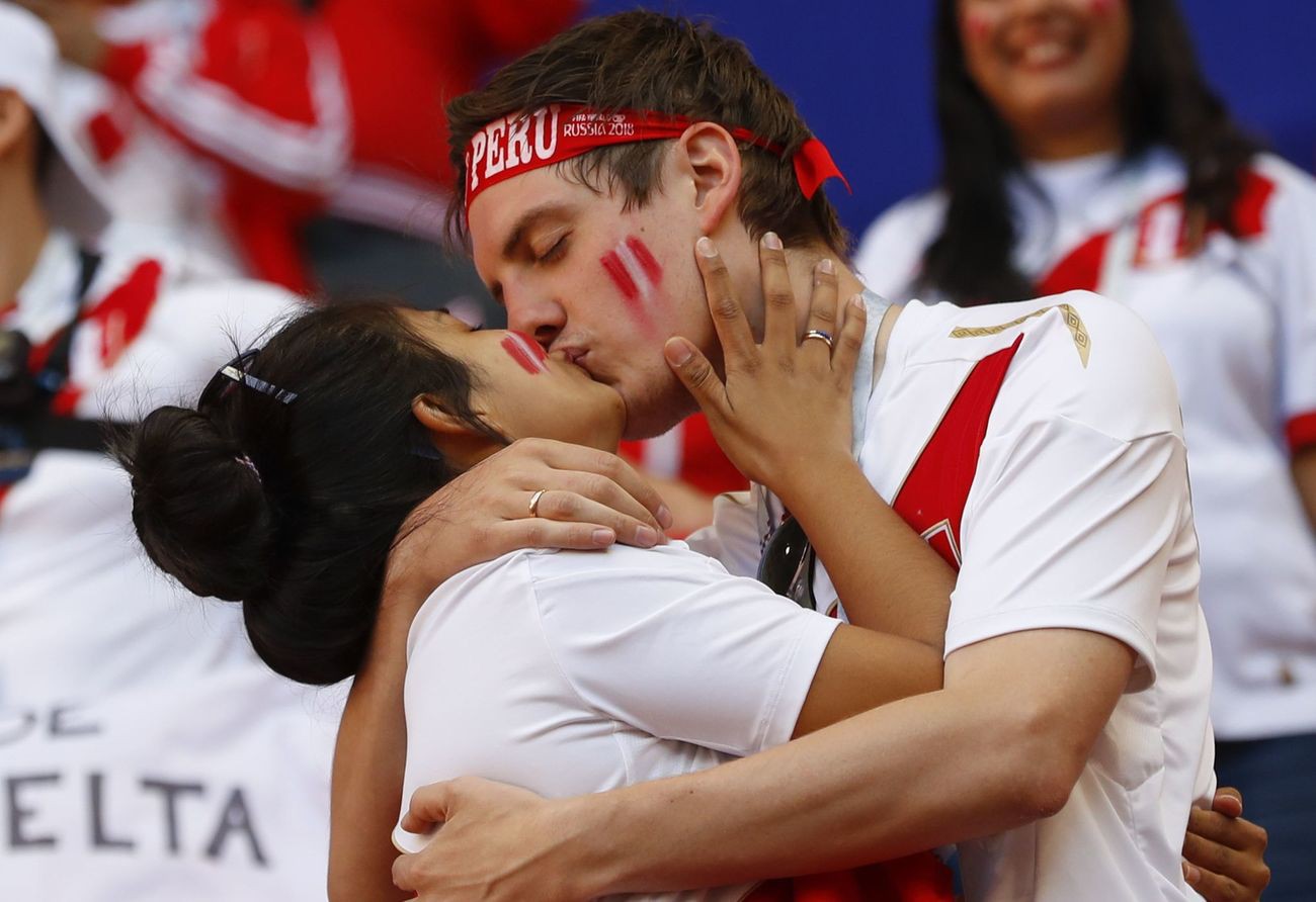 Chùm ảnh: Những nụ hôn say đắm lãng mạn ở World Cup 2018 - Ảnh 12.