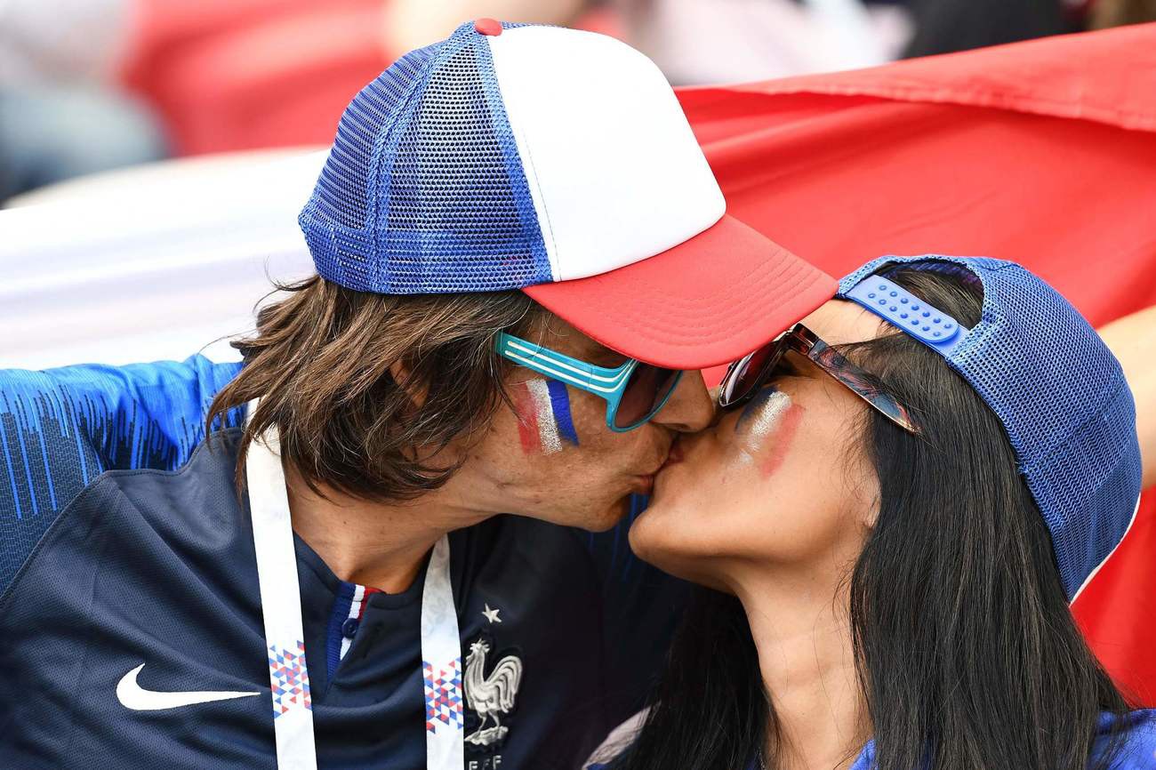 Chùm ảnh: Những nụ hôn say đắm lãng mạn ở World Cup 2018 - Ảnh 13.