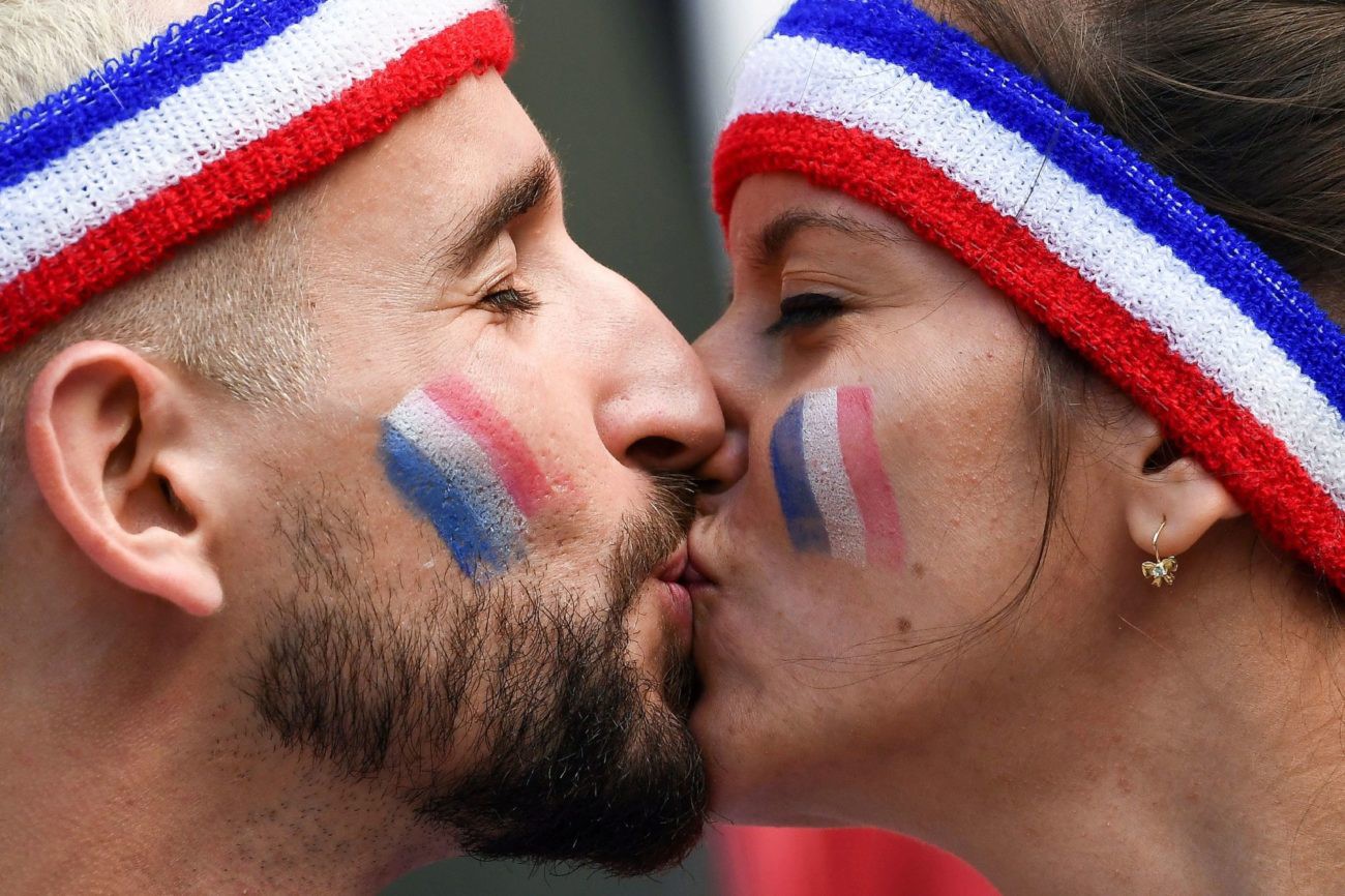 Chùm ảnh: Những nụ hôn say đắm lãng mạn ở World Cup 2018 - Ảnh 14.