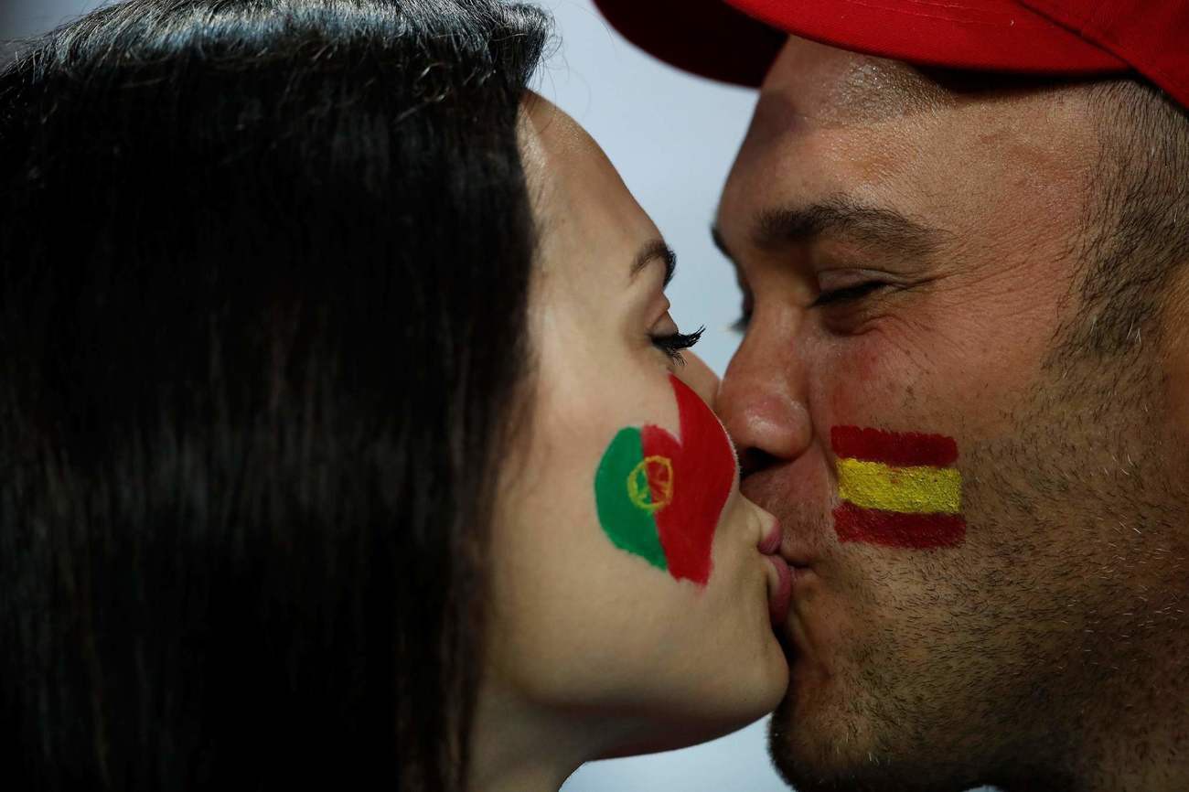 Chùm ảnh: Những nụ hôn say đắm lãng mạn ở World Cup 2018 - Ảnh 4.