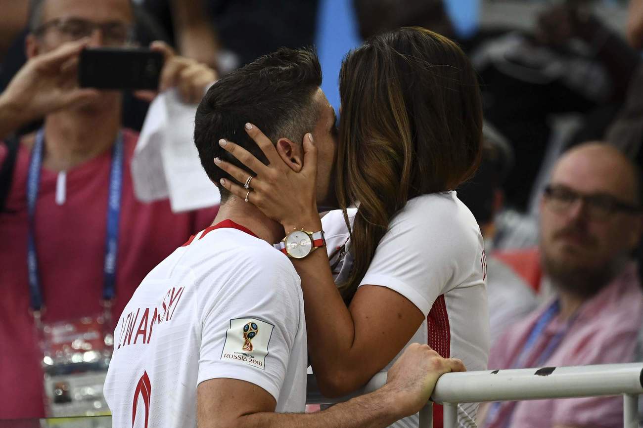 Chùm ảnh: Những nụ hôn say đắm lãng mạn ở World Cup 2018 - Ảnh 2.