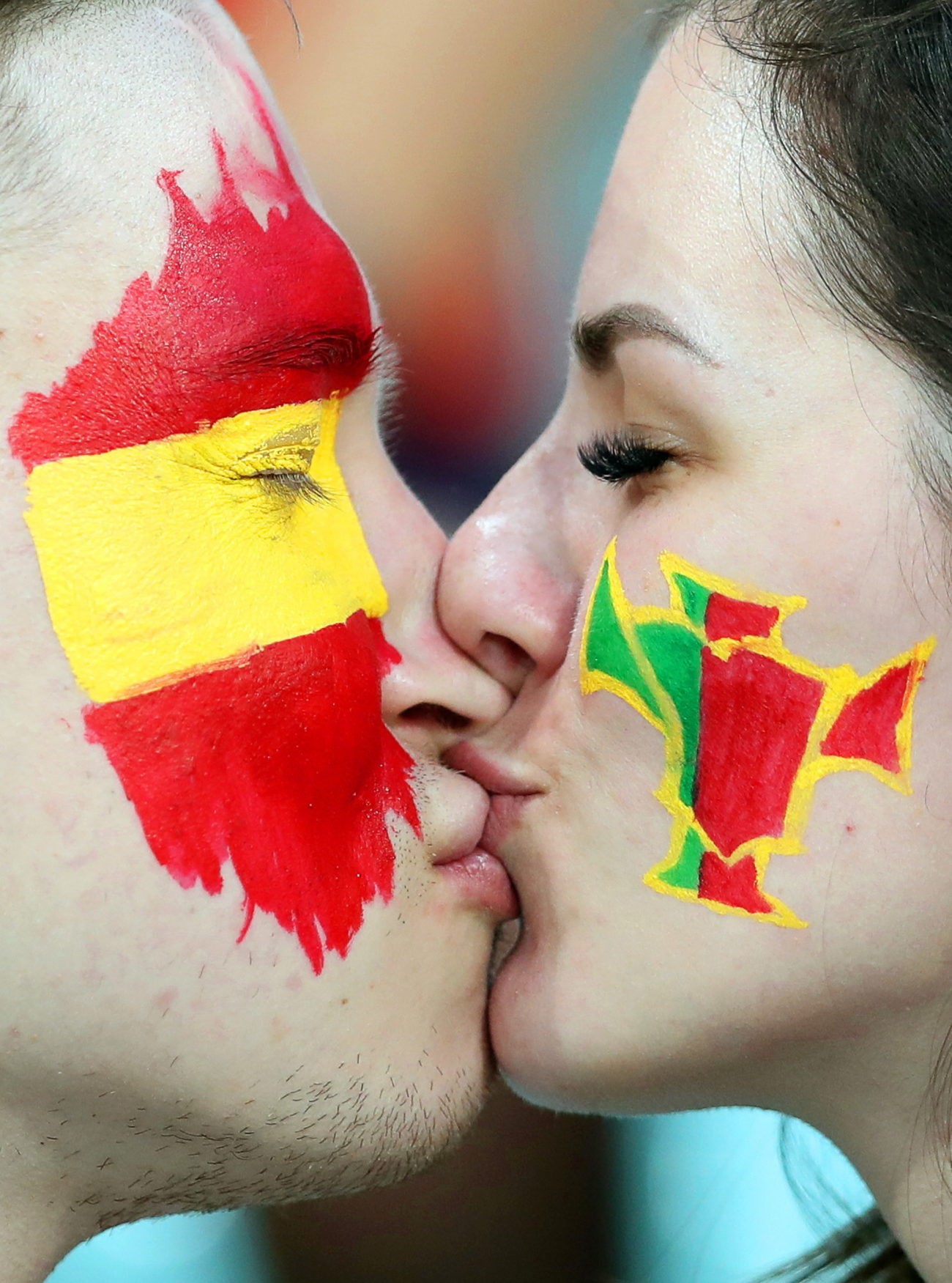 Chùm ảnh: Những nụ hôn say đắm lãng mạn ở World Cup 2018 - Ảnh 3.
