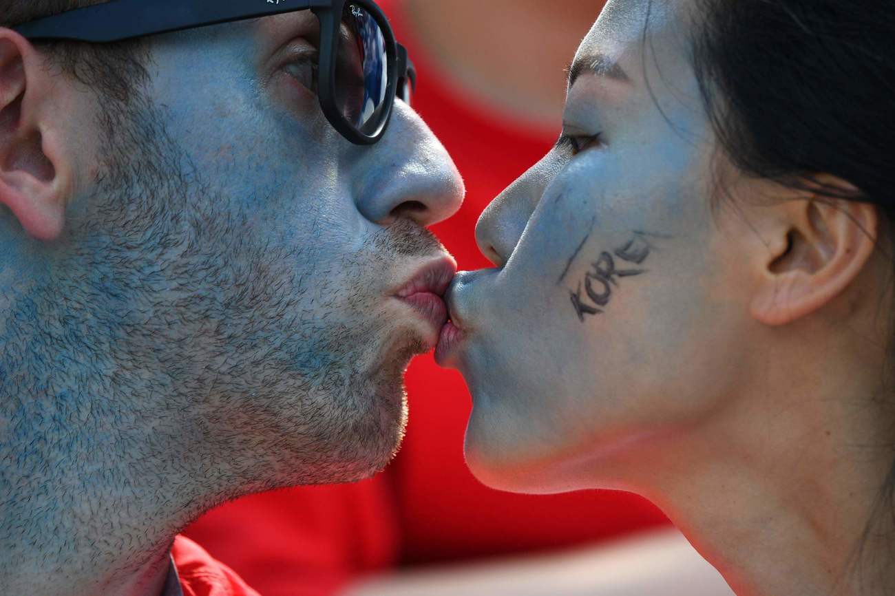 Chùm ảnh: Những nụ hôn say đắm lãng mạn ở World Cup 2018 - Ảnh 5.