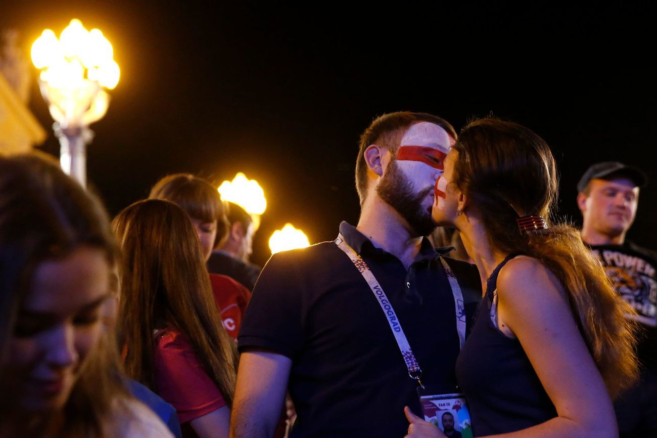Chùm ảnh: Những nụ hôn say đắm lãng mạn ở World Cup 2018 - Ảnh 7.