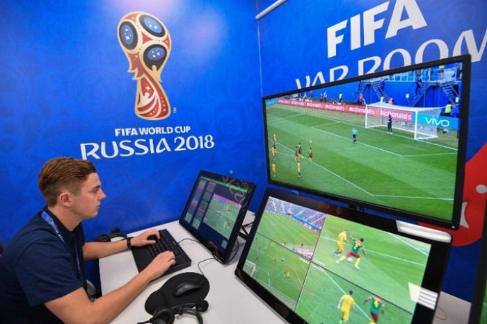 FIFA vào cuộc điều tra sai phạm của VAR trong 2 trận đấu của ĐT Anh và ĐT Brazil - Ảnh 1.