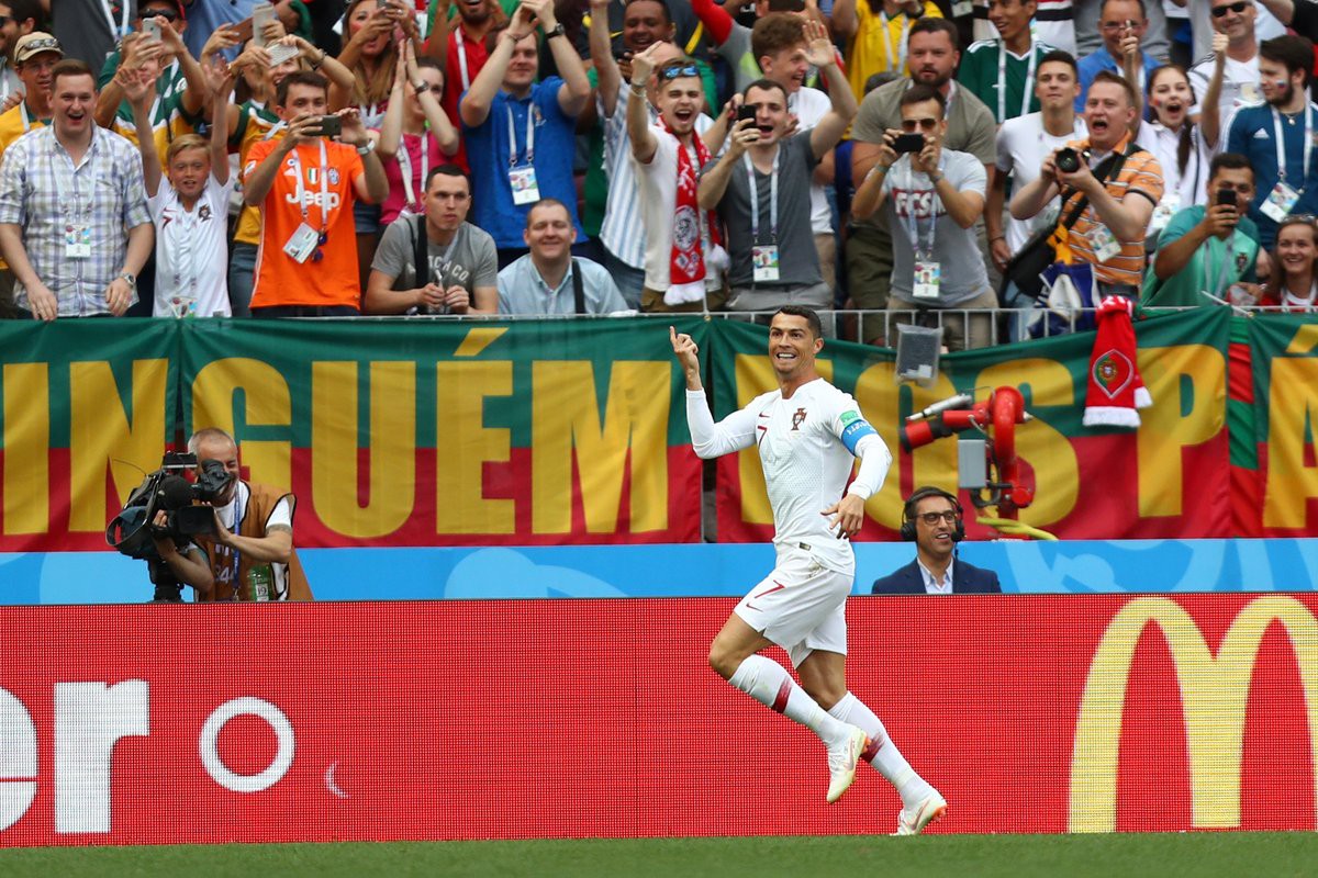 Ronaldo lập kỳ tích giúp ĐT Bồ Đào Nha thắng sít sao Morocco - Ảnh 2.