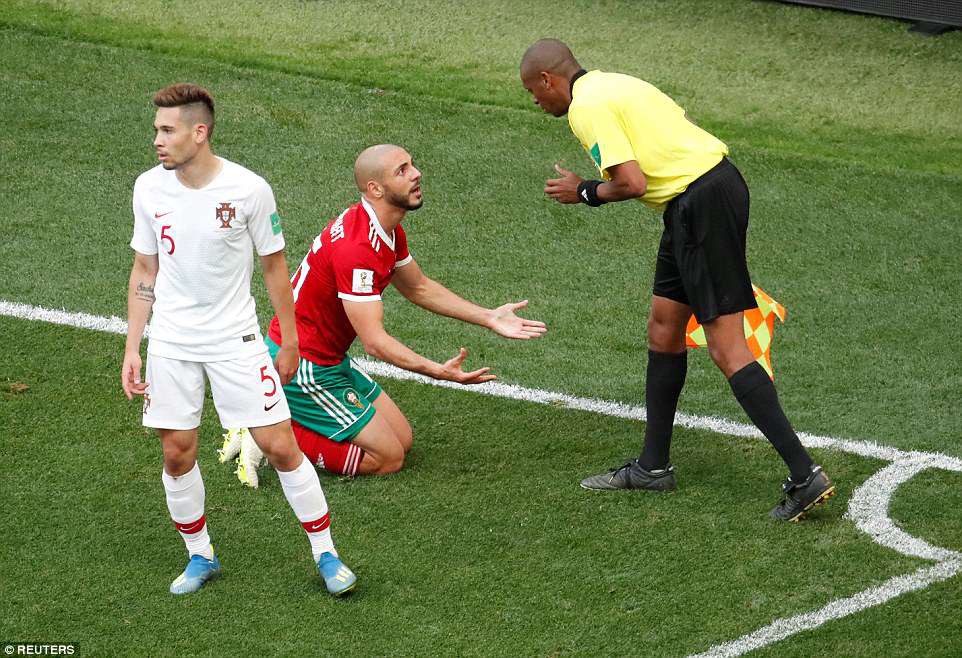Cầu thủ Morocco điên tiết vì trọng tài… xin áo của Ronaldo - Ảnh 4.