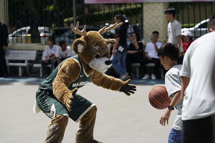 Chương trình Jr. NBA tặng sân bóng rổ cho trường Đại học Y Dược TPHCM - Ảnh 2.