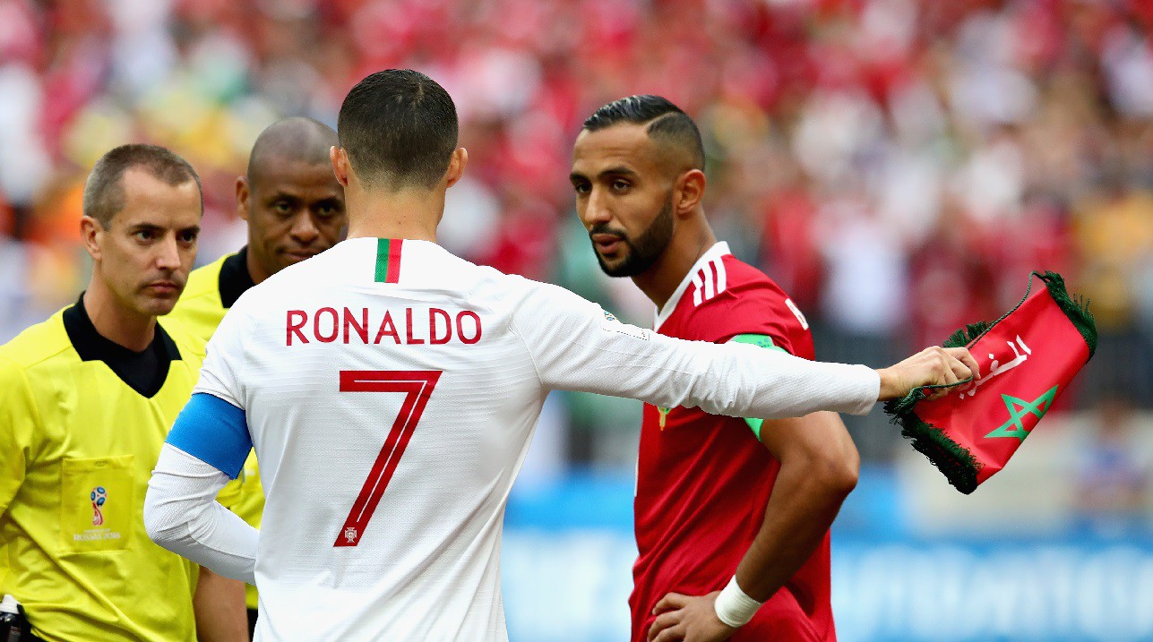 Cầu thủ Morocco điên tiết vì trọng tài… xin áo của Ronaldo - Ảnh 1.