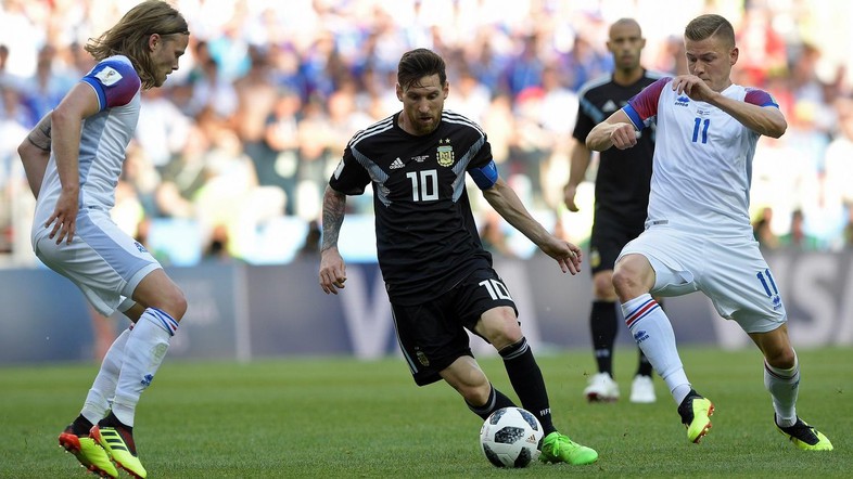 Fan cứng Messi đạp xe qua vùng đất khủng bố để xem thần tượng đá World Cup - Ảnh 4.