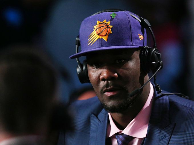 DeAndre Ayton cùng các tân binh được chọn khác tại NBA Draft sẽ được hưởng mức lương bao nhiêu? - Ảnh 1.