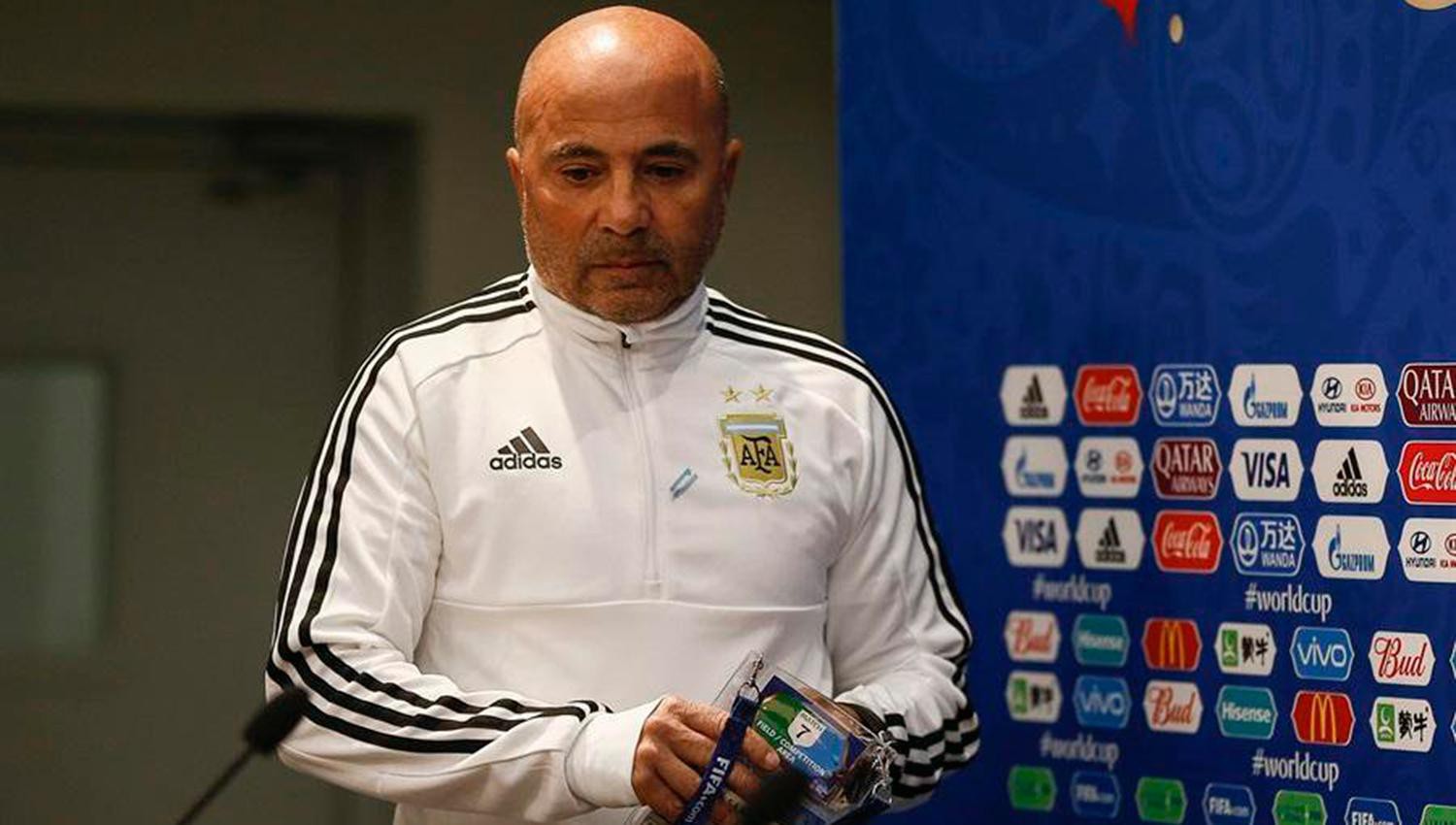 Cầu thủ nổi loạn, ĐT Argentina họp khẩn, Sampaoli trước nguy cơ bay ghế - Ảnh 2.