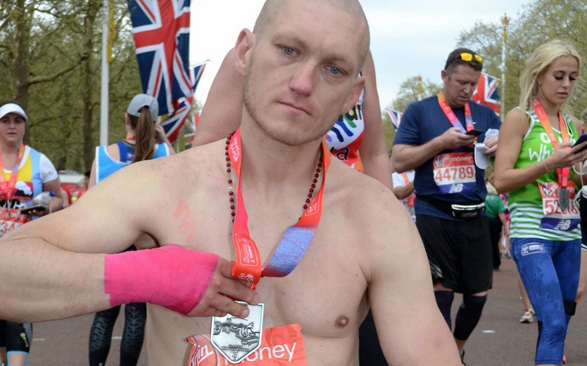 Đi tù 4 tháng vì chụp ảnh với bib thuổng của người khác ở giải London Marathon - Ảnh 3.
