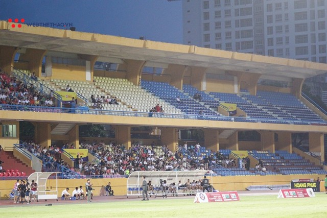 Sân Hàng Đẫy vắng vẻ vì World Cup trong ngày Hà Nội FC đè bẹp SHB.Đà Nẵng - Ảnh 4.