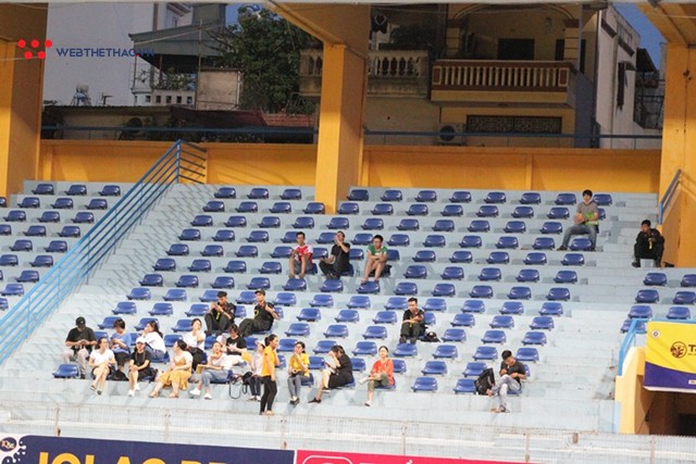 Sân Hàng Đẫy vắng vẻ vì World Cup trong ngày Hà Nội FC đè bẹp SHB.Đà Nẵng - Ảnh 11.