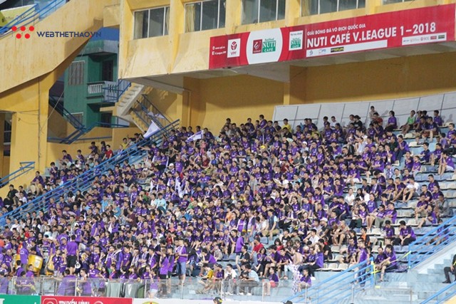 Sân Hàng Đẫy vắng vẻ vì World Cup trong ngày Hà Nội FC đè bẹp SHB.Đà Nẵng - Ảnh 10.
