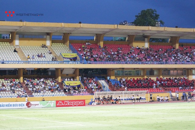 Sân Hàng Đẫy vắng vẻ vì World Cup trong ngày Hà Nội FC đè bẹp SHB.Đà Nẵng - Ảnh 9.