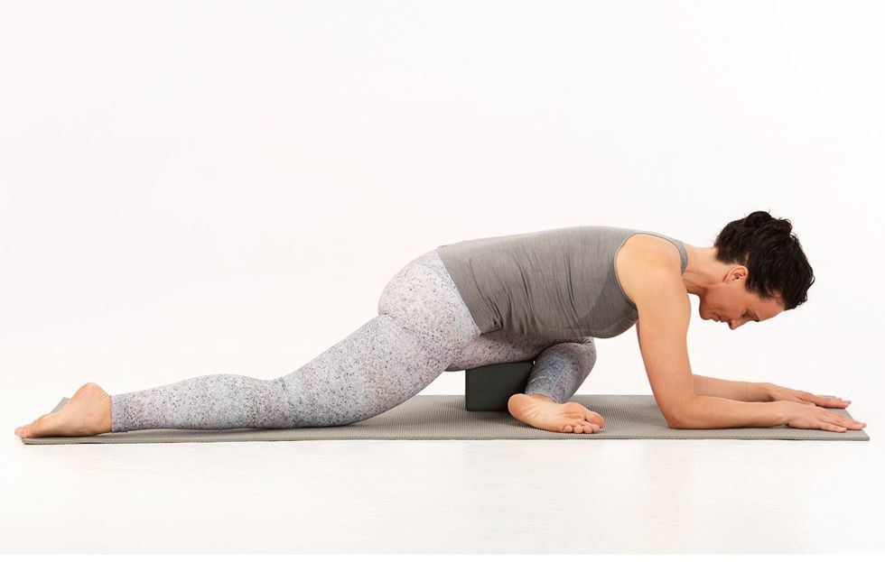 5 tư thế Yoga dễ tập giúp giảm đau lưng và stress - Ảnh 4.