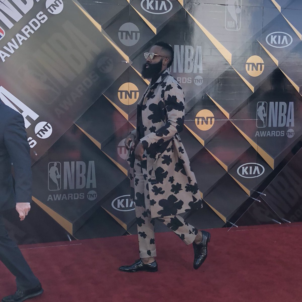 NBA Awards 2018 hỗn loạn vì phong cách thời trang của các sao - Ảnh 1.