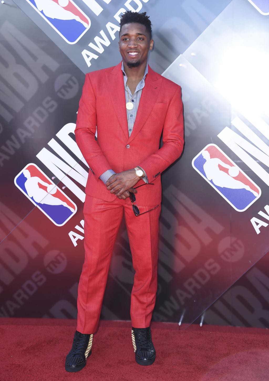 NBA Awards 2018 hỗn loạn vì phong cách thời trang của các sao - Ảnh 3.