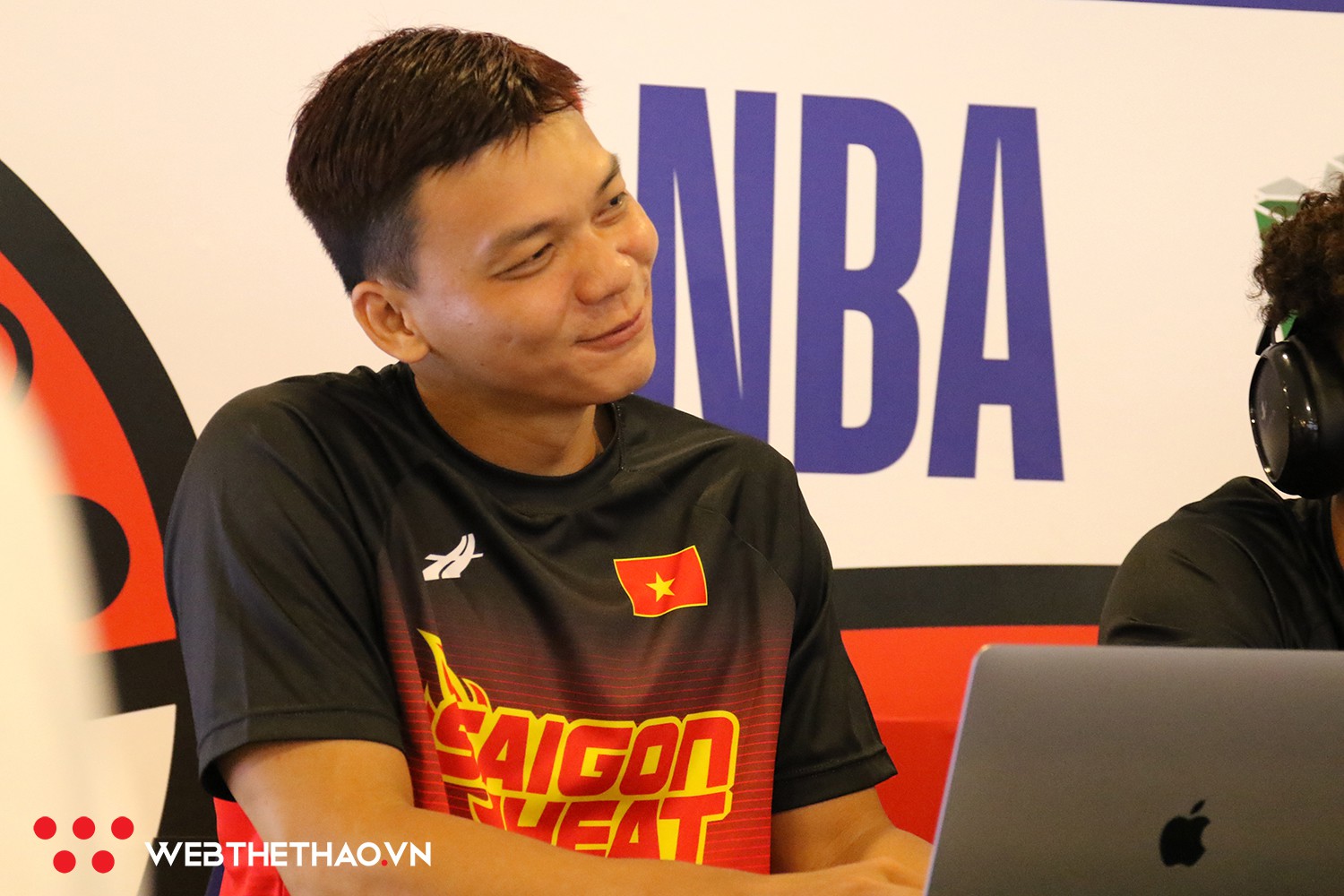 Những tiếng cười sảng khoái của bộ ba Saigon Heat khi trải nghiệm công tác truyền hình tại Jr.NBA 2018 - Ảnh 11.