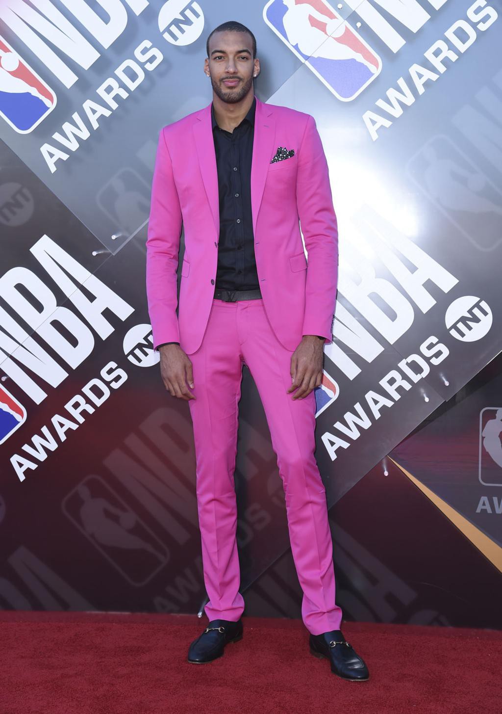 NBA Awards 2018 hỗn loạn vì phong cách thời trang của các sao - Ảnh 2.