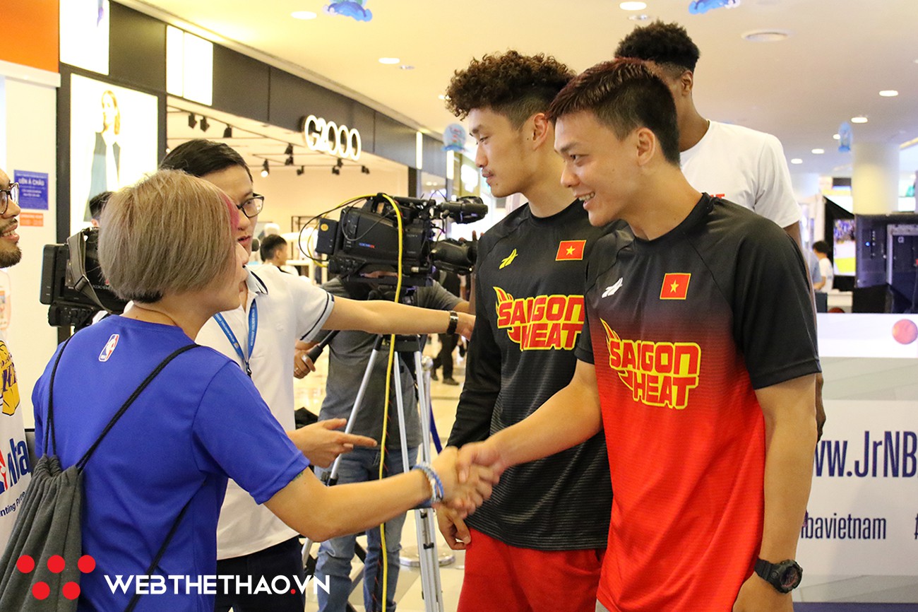 Những tiếng cười sảng khoái của bộ ba Saigon Heat khi trải nghiệm công tác truyền hình tại Jr.NBA 2018 - Ảnh 13.