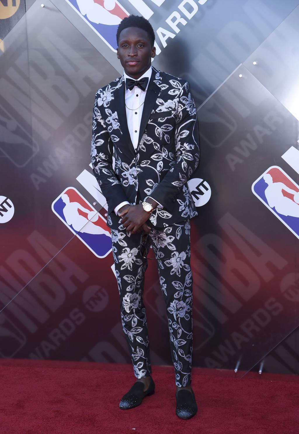 NBA Awards 2018 hỗn loạn vì phong cách thời trang của các sao - Ảnh 8.