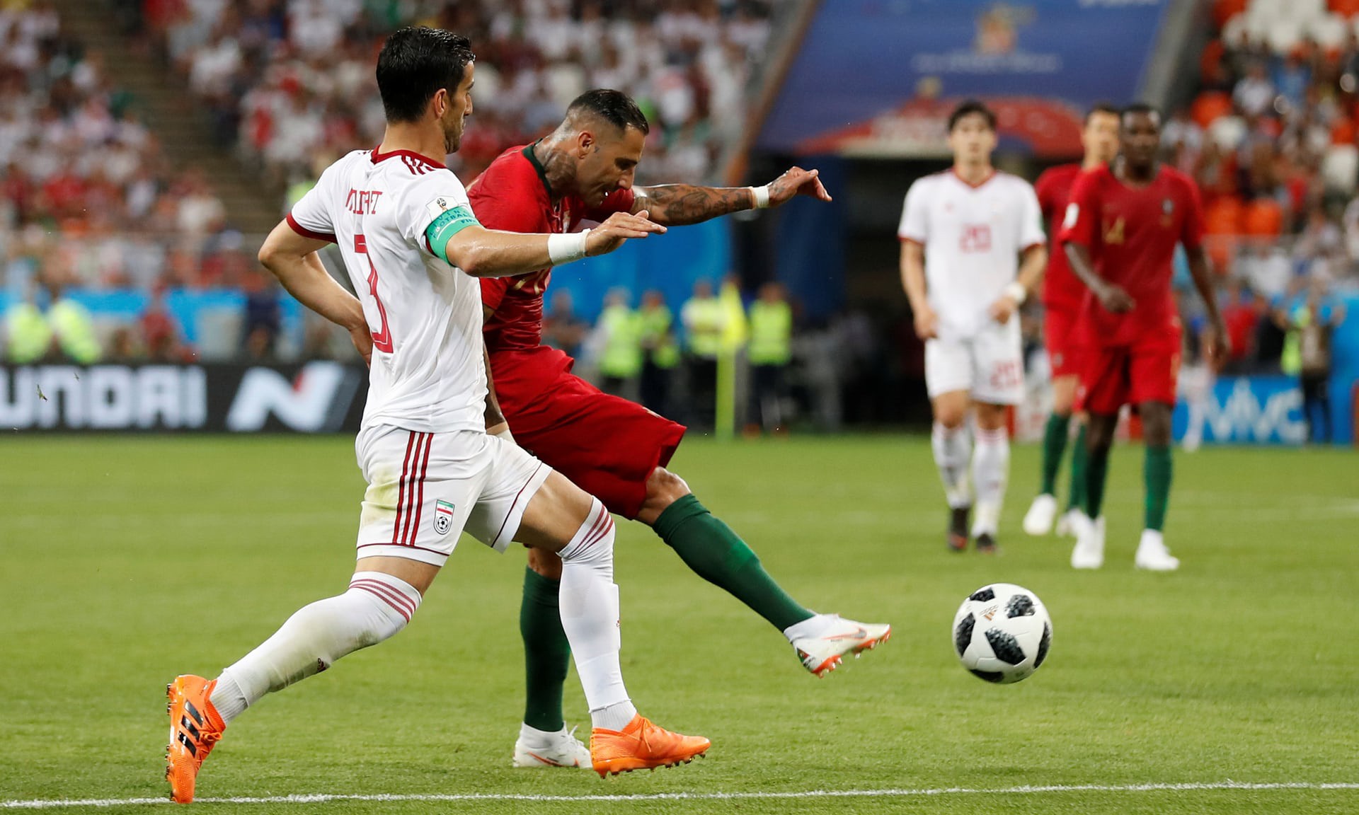 Ronaldo đá hỏng phạt đền, Bồ Đào Nha suýt bị loại trước Iran - Ảnh 3.