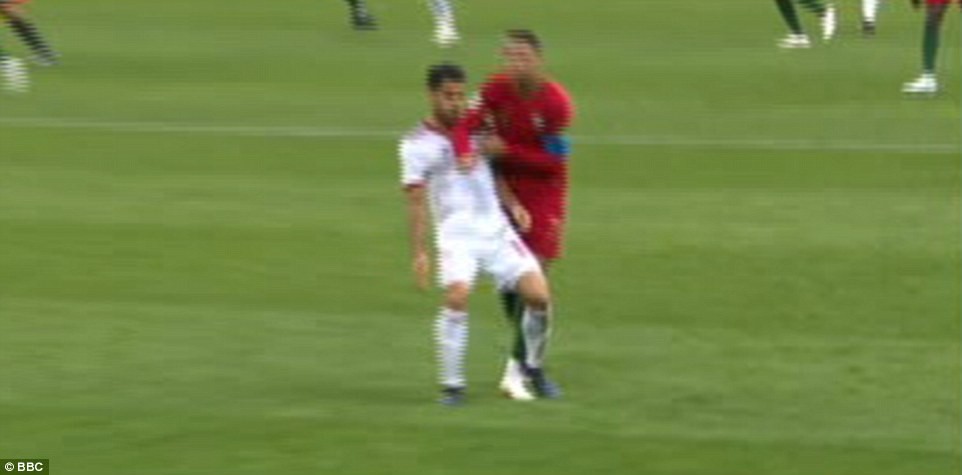 Trọng tài dùng công nghệ VAR, Ronaldo vẫn thoát thẻ đỏ trắng trợn - Ảnh 3.