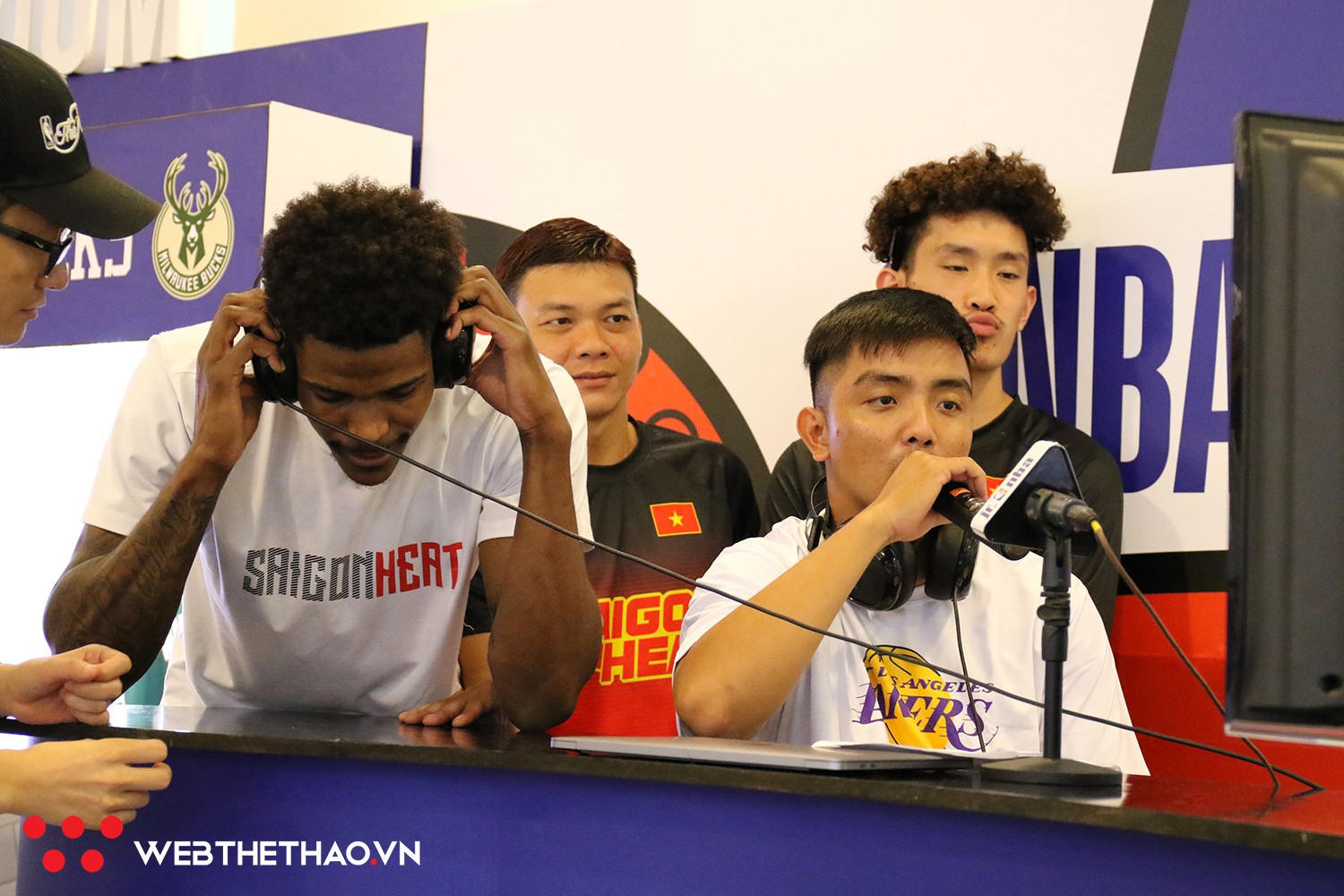 Những tiếng cười sảng khoái của bộ ba Saigon Heat khi trải nghiệm công tác truyền hình tại Jr.NBA 2018 - Ảnh 5.