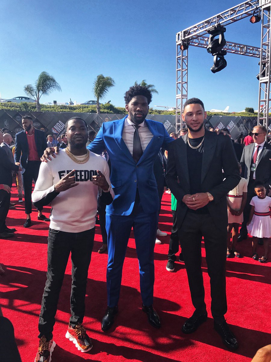NBA Awards 2018 hỗn loạn vì phong cách thời trang của các sao - Ảnh 4.