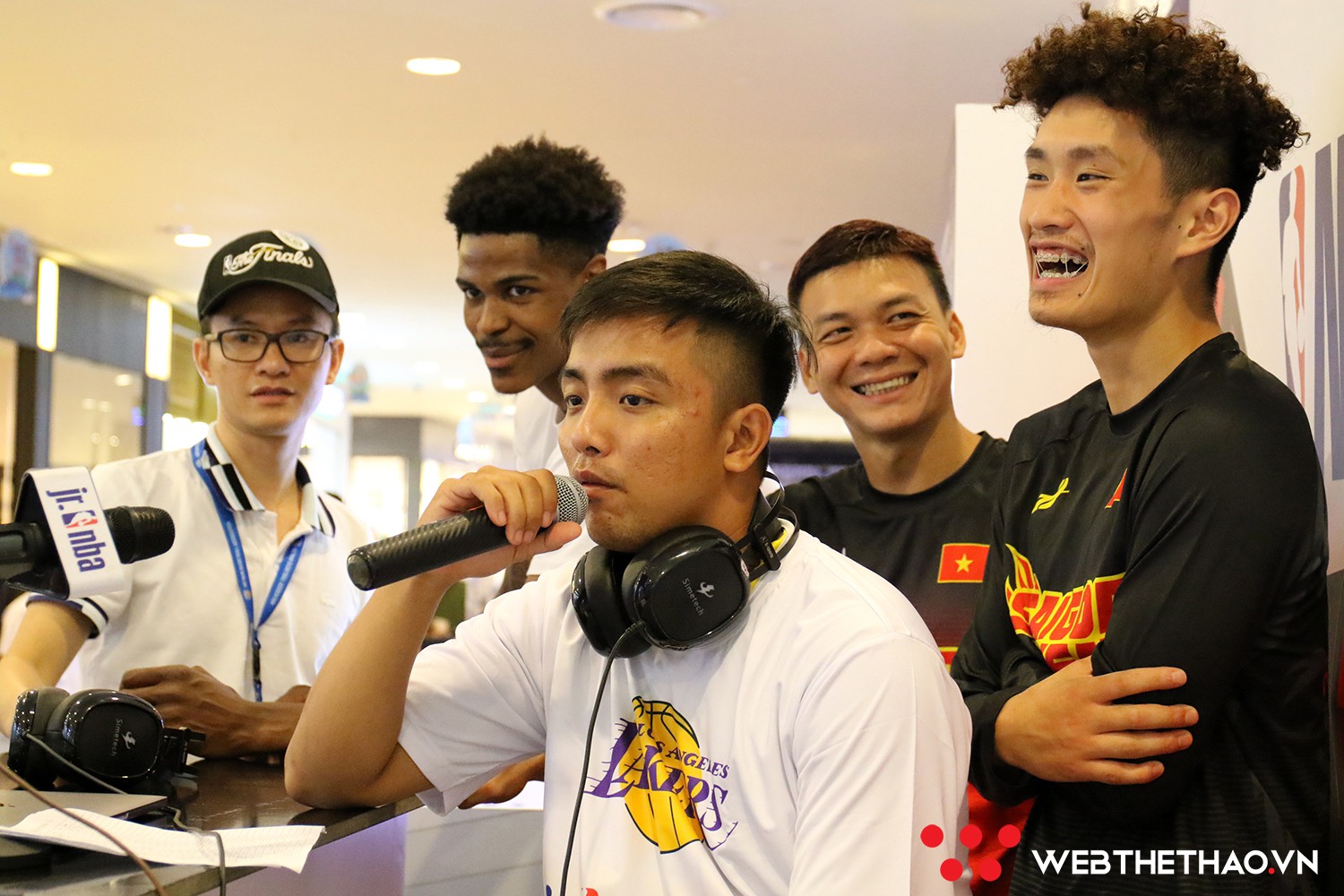 Những tiếng cười sảng khoái của bộ ba Saigon Heat khi trải nghiệm công tác truyền hình tại Jr.NBA 2018 - Ảnh 6.