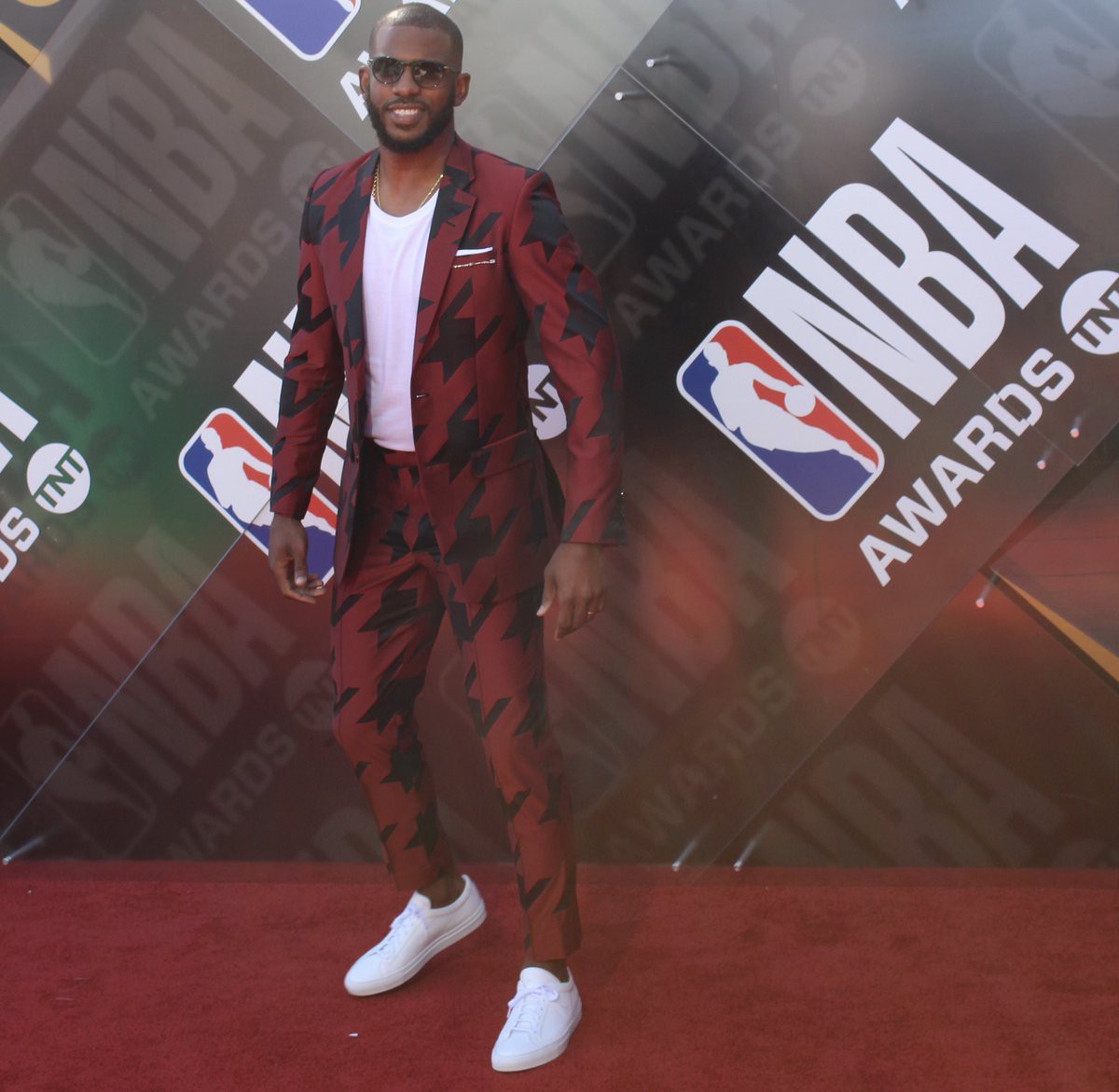 NBA Awards 2018 hỗn loạn vì phong cách thời trang của các sao - Ảnh 5.