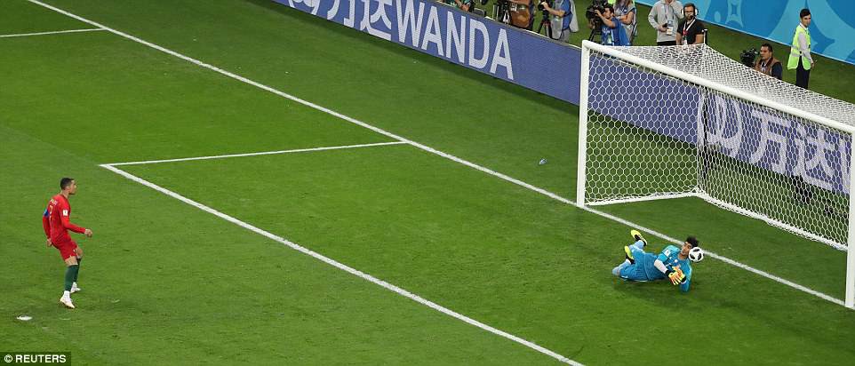 Ronaldo đá hỏng phạt đền, Bồ Đào Nha suýt bị loại trước Iran - Ảnh 2.